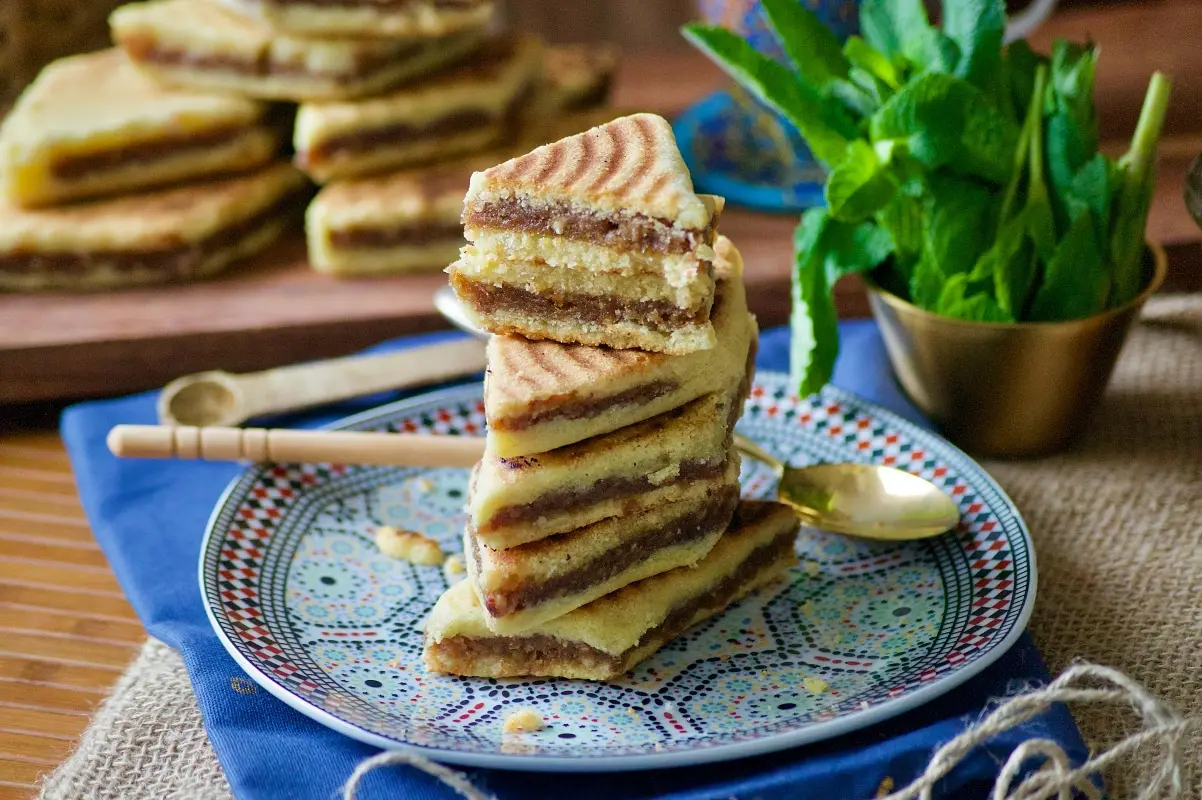 Bradj (Semolina Diamonds with Date Filling)