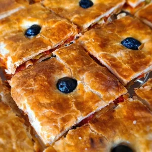 Algerian Stuffed Pizza (Pizza Couvert) (بيتزا مغطاة)